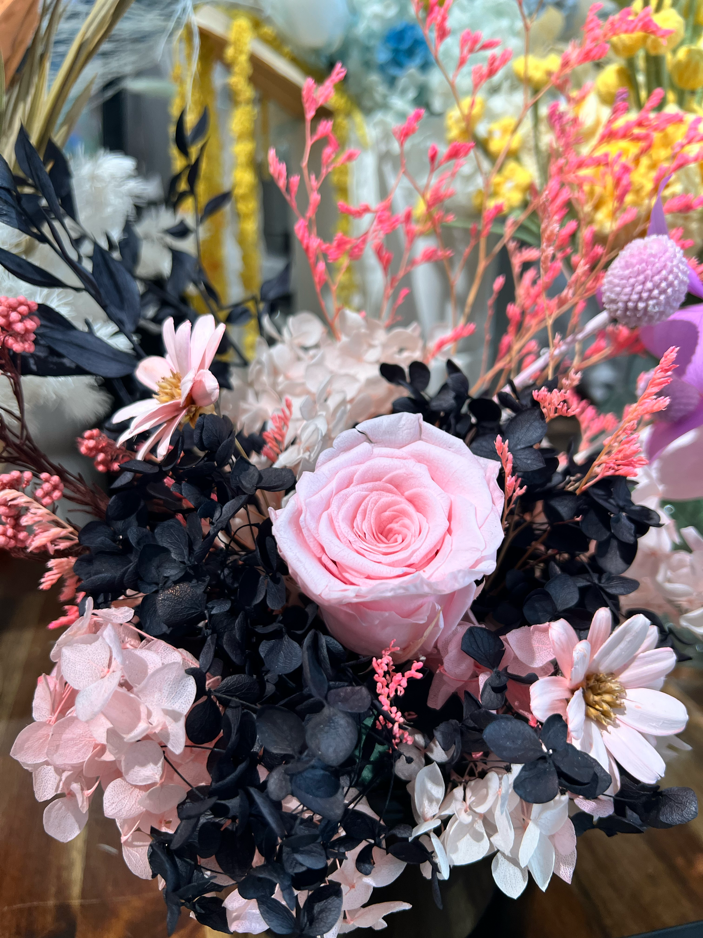 Preserved pink roses with black and pink preserved hydrangeas and coordinating everlasting floral materials, showcasing premium flowers for modern floral design.