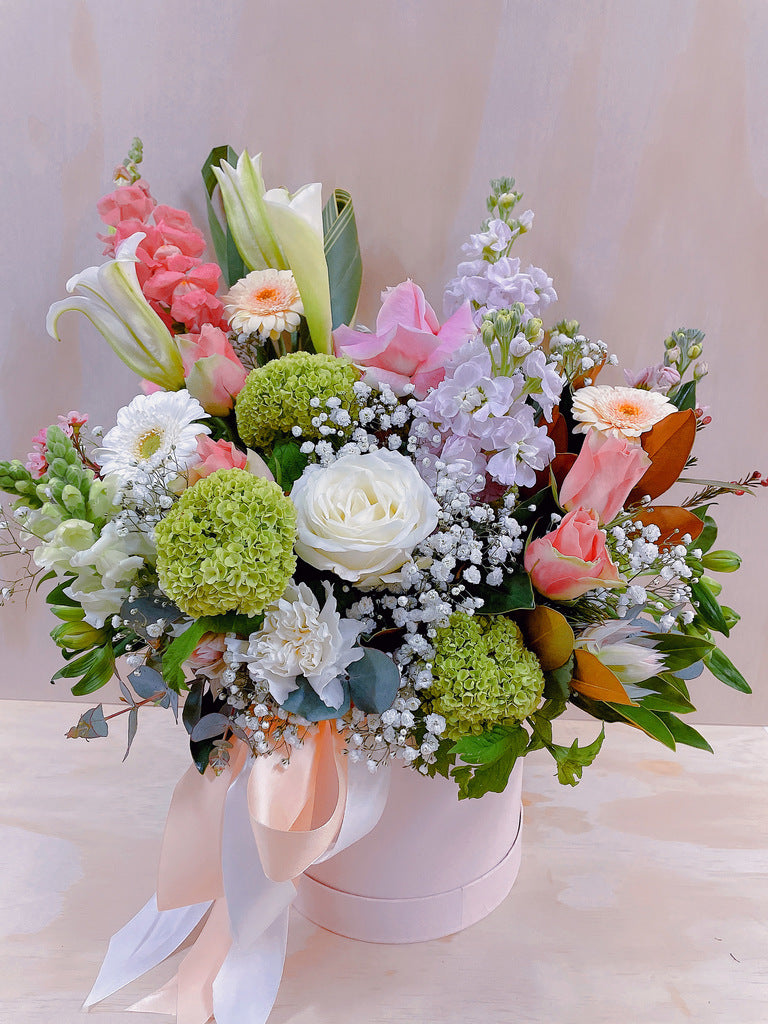 FRESH FLOWER ARRANGEMENT IN HAT BOX