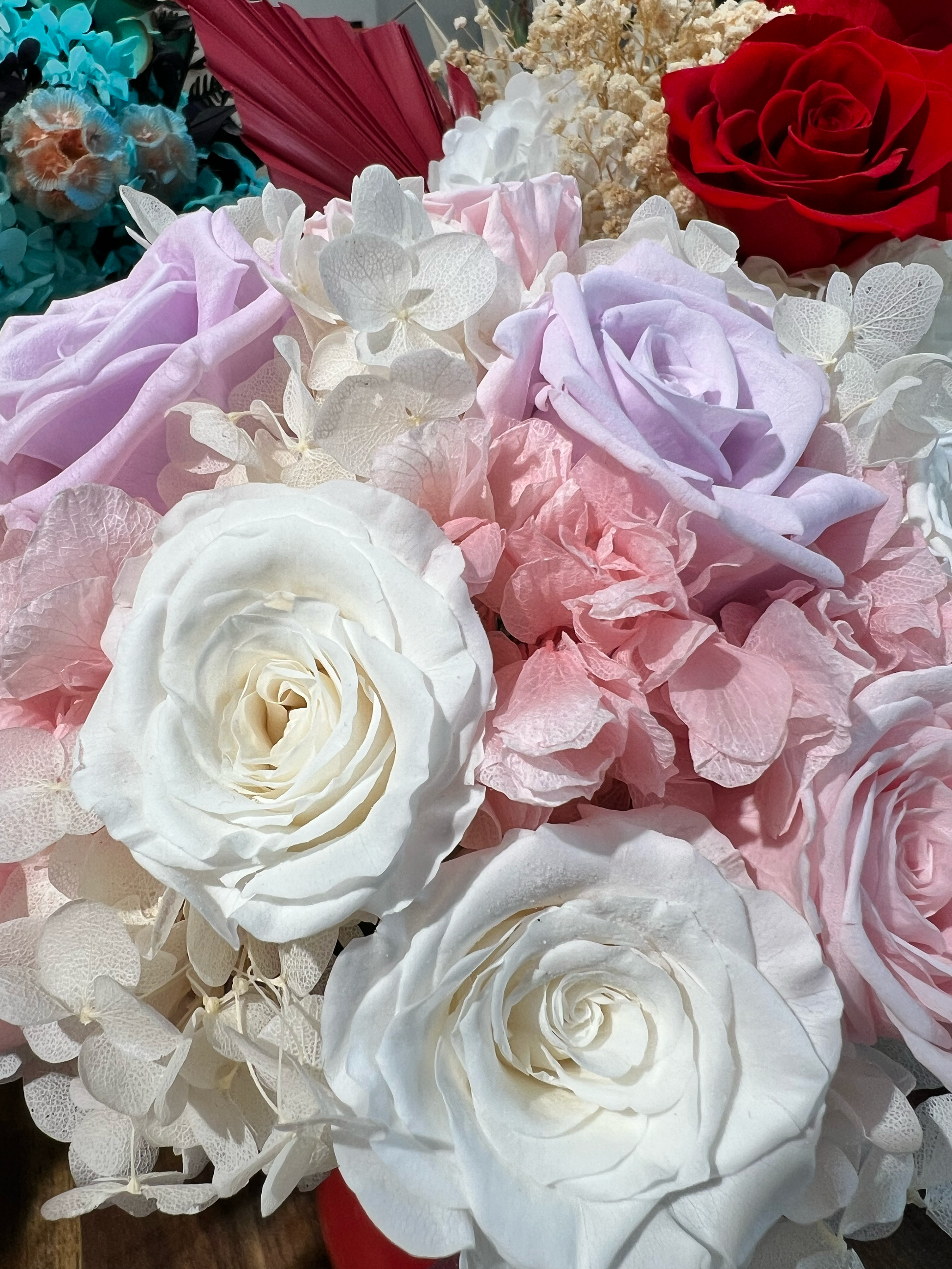 Preserved white roses, preserved purple roses and preserved hydrangeas, showcasing premium everlasting floral materials for floral design.