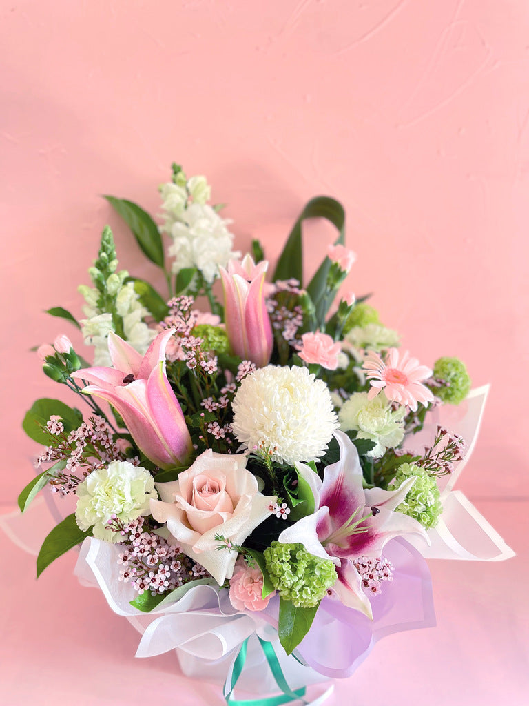 FRESH FLOWERS ARRANGEMENT IN A BOX NAMED MARSHMALLOW