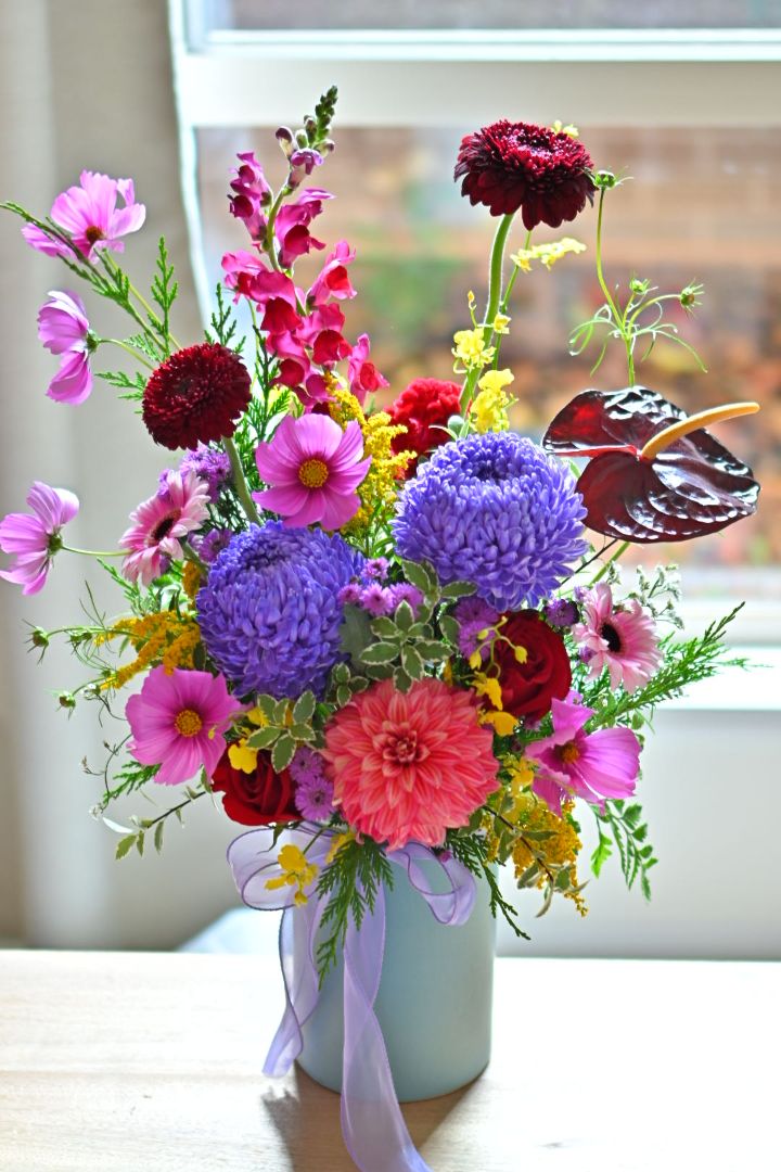 vase flower arrangement